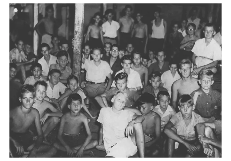 Foto van een grote groep Nederlandse jongens in een kamp.