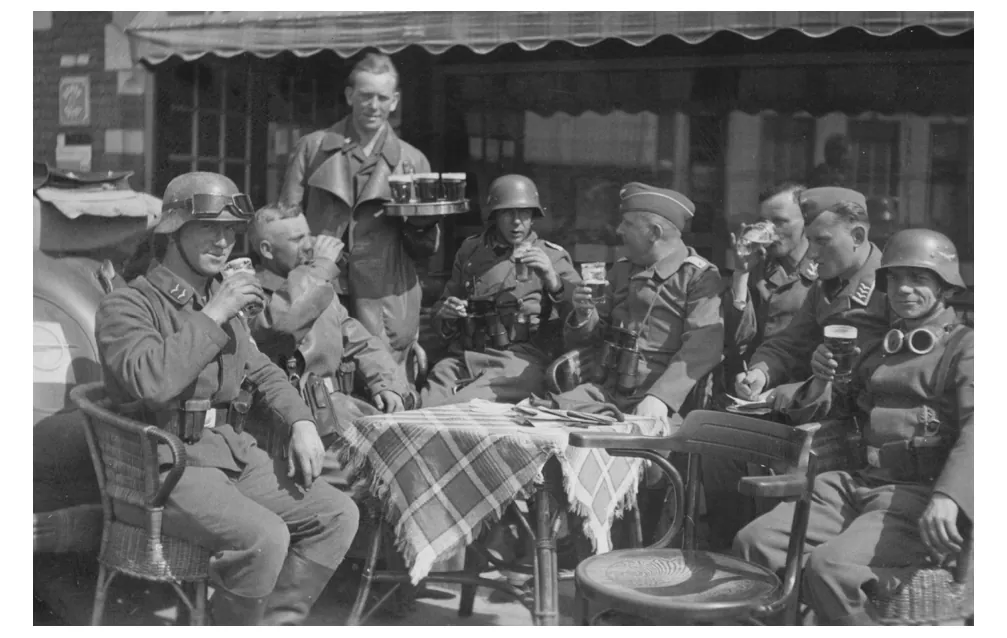 Foto van Duitse soldaten aan een tafeltje op een terras in Breda.