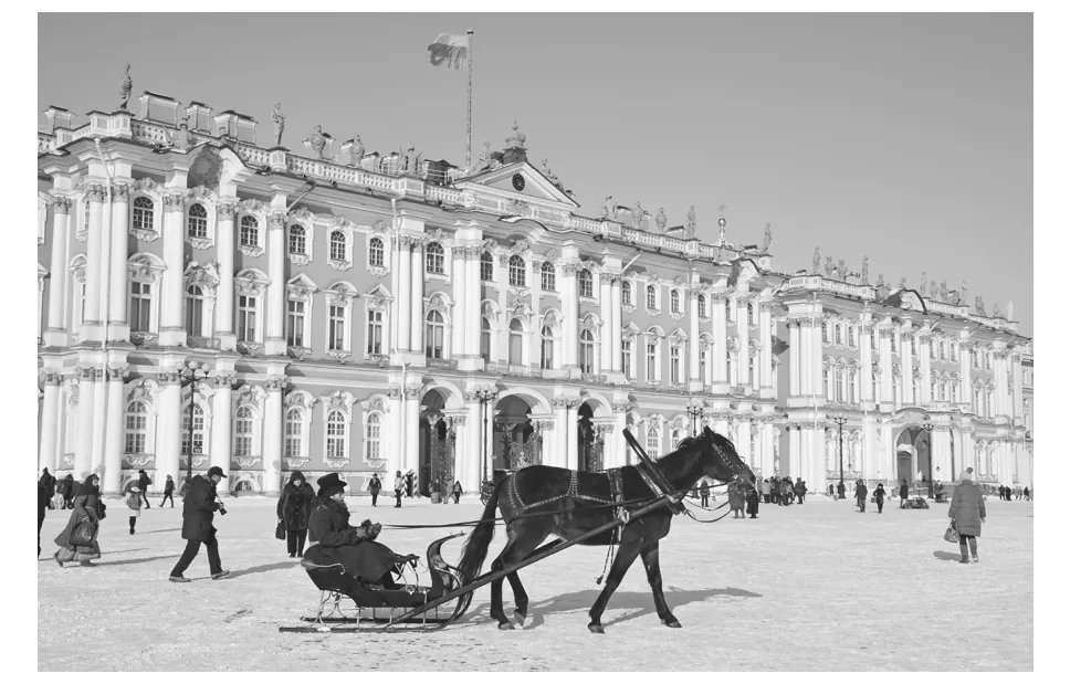 Foto van het Winterpaleis in Sint-Petersburg, een wit gebouw met veel ramen en zuilen, met op het plein een paard met slee en voetgangers.