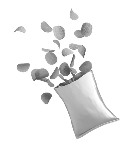 Zwart-witfoto van een zak chips waaruit chips omhoog vliegen.
