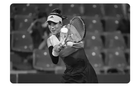 Foto van een tennisster die met een forehand een bal slaat.