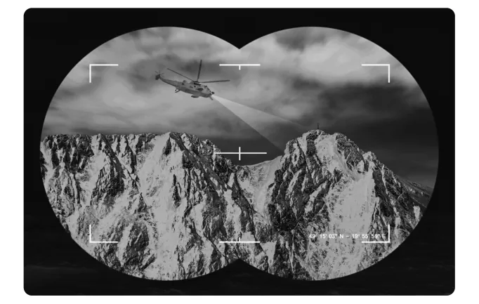 Beeld door een nachtkijker met een helikopter boven een bergketen.