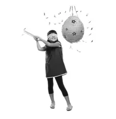 Een meisje dat met een stok naar een hangende piñata slaat, met confetti eromheen.