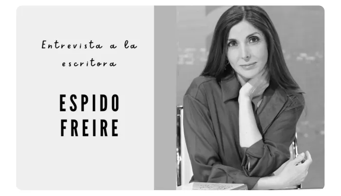 Kaart met de tekst 'Entrevista a la escritora Espido Freire' naast een zwart-witportret van een vrouw met lang donker haar.