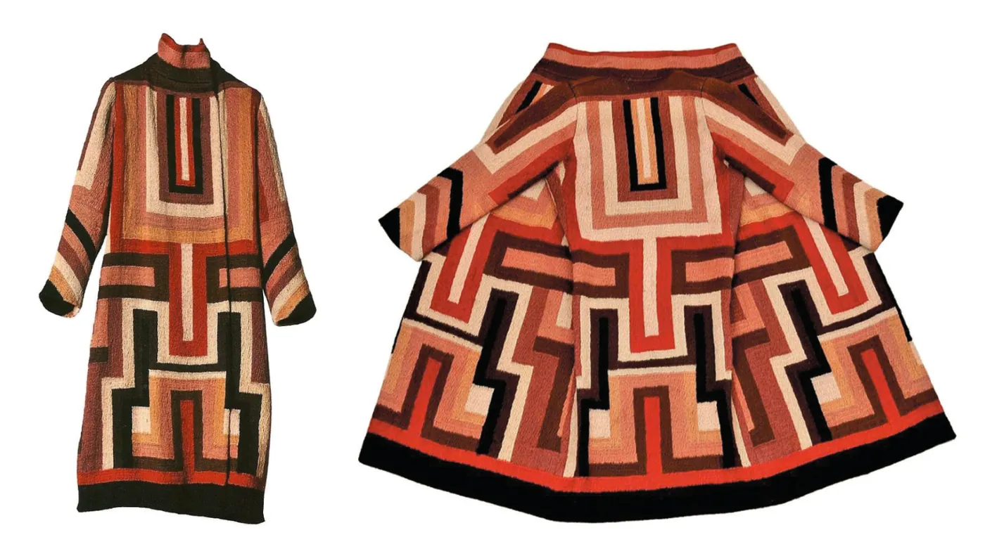 Twee jassen met een geometrisch patroon van getrapte, hoekige banen in rood, bruin, zwart en roze, een korte jas links en een wijde jas rechts.