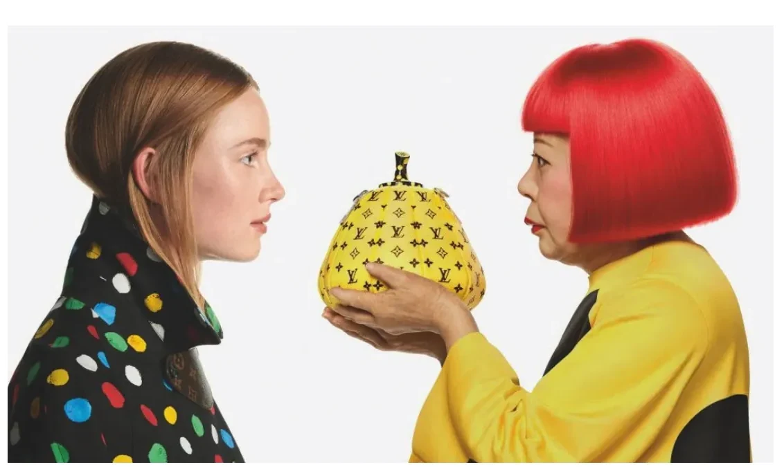 Campagnebeeld: een vrouw met rood haar en een gele pompoentas, en een tweede vrouw in een trui met gekleurde stippen, tegenover elkaar op een witte achtergrond.