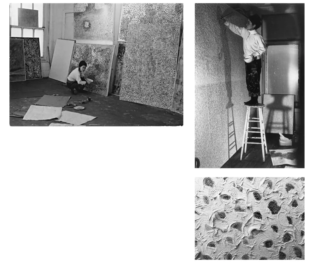 Twee zwart-witfoto's van Kusama in haar atelier in New York: links zittend op de vloer bij grote doeken met stippen, rechts staand op een ladder en werkend aan een muur vol stippen.