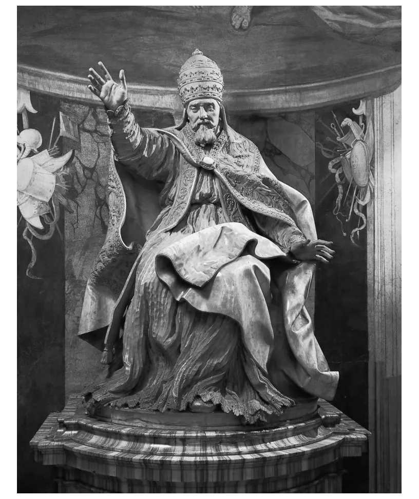 Zwart-witfoto van een marmeren zittend beeld van paus Urbanus VIII met tiara en een brede, rijk geplooide mantel, zijn rechterarm opgeheven, op een sokkel.