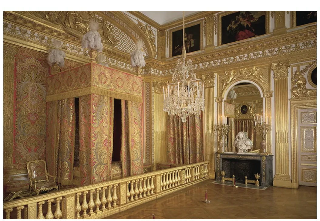 Vergulde zaal met een kroonluchter, rijk versierde wanden en plafond, en een verhoogde ruimte met een balustrade en een rondboognis.