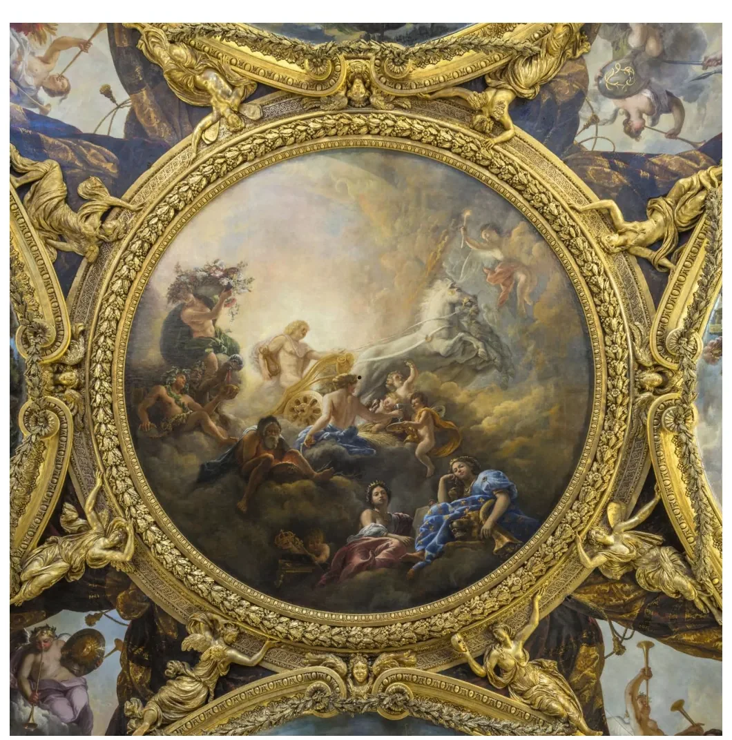 Plafondschildering in een gouden lijst met versierde hoeken: in het midden een lichte hemel met Apollo op zijn wagen, omringd door donkere wolken en figuren.