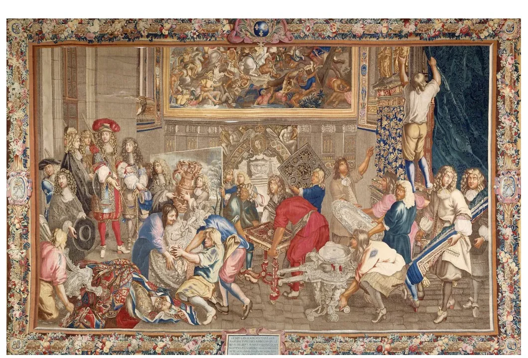 Tapijt met veel mannen en vrouwen in een zaal; links boven de koning, die boven de mensen om hem heen uitsteekt.