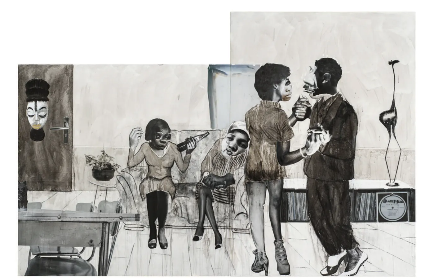 Zwart-witte collage van een huiselijke woonkamer: een houten masker aan de muur, een vrouw op de bank, een tweede vrouw en twee mannen in pak, en een platenkast.
