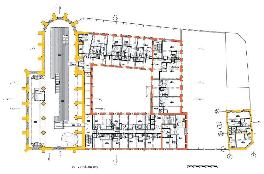 Bouwkundige plattegrond van de eerste verdieping: links de voormalige kerk met geel gemarkeerde muren, rechts het oude klooster met rood gemarkeerde muren rond een binnenhof met hotelkamers.