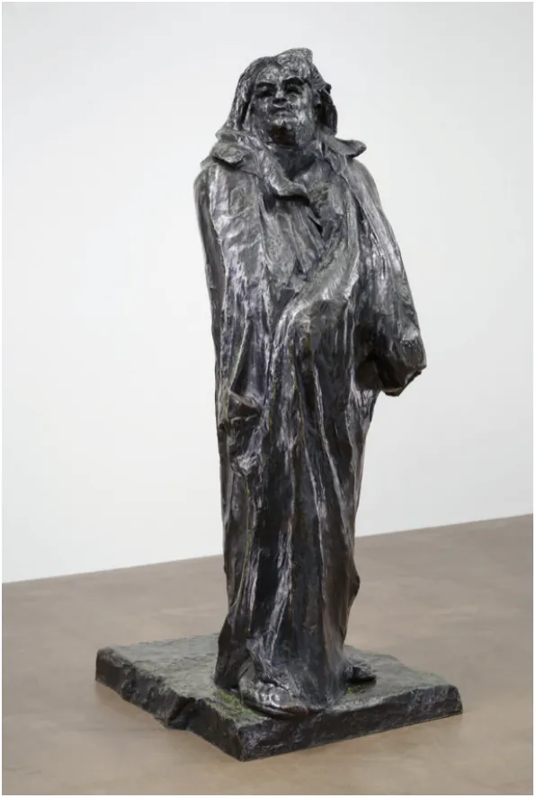 Donker bronzen beeld van Balzac, van opzij gezien: een rechtopstaande figuur in een ruime, golvende mantel die tot op de lage plint valt, het hoofd iets achterover.