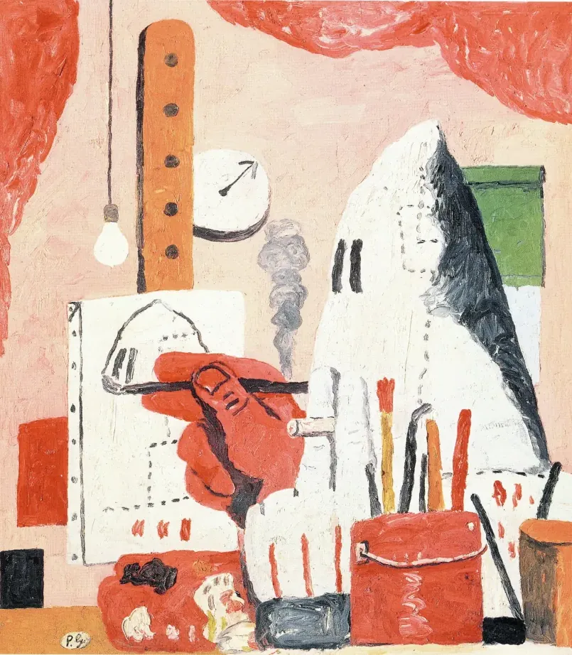 Schilderij in roze, rood en wit van een figuur met een witte puntmuts met kijkgaten die met een grote rode hand een puntmuts op een doek schildert, met een sigaret in de mond; om hem heen een gloeilamp, een klok, een kwastenpot en rode gordijnen.