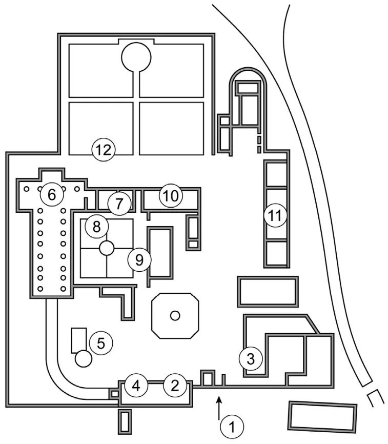 Plattegrond van het kloostercomplex met genummerde ruimtes 1 tot en met 12: links de kerk (6) met daarnaast de kloostertuin en kloostergangen, bovenaan de moestuin, rechts een langwerpig gebouw (11) en onderaan de poort (1) met bijgebouwen.
