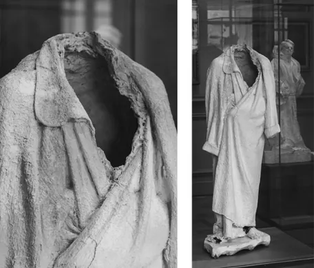 Twee zwart-witfoto's van de verstijfde kamerjas: links een close-up van de lege, rechtopstaande jas met een opening waar het hoofd zou zitten, rechts de hele jas op een plint in een vitrine.