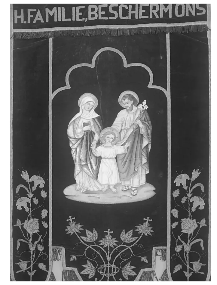 Donker vaandel met de tekst ‘H. Familie, bescherm ons’ en een afbeelding van de Heilige Familie in een spitsboogvorm, met bloemmotieven aan weerszijden.