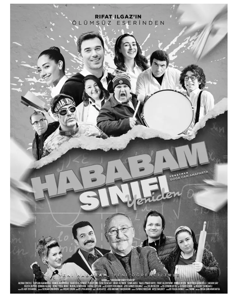 Zwart-witfilmposter van 'Hababam Sınıfı Yeniden' met de tekst 'Rıfat Ilgaz'ın ölümsüz eserinden' en de acteurs rond de titel.