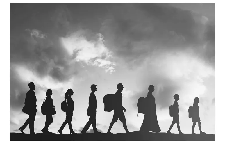 Zwart-witsilhouetten van mensen met rugzakken die achter elkaar lopen tegen een bewolkte lucht.