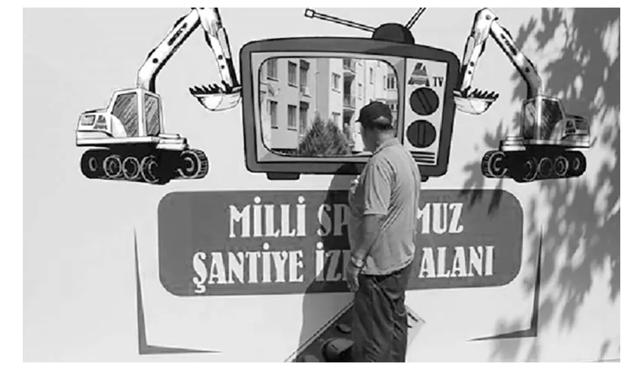 Tekening van een man die naar een tv-scherm kijkt met twee graafmachines erboven, bij een bord met Turkse tekst.